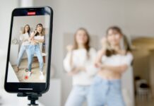 Influencer marketing - influencers filming a tiktok